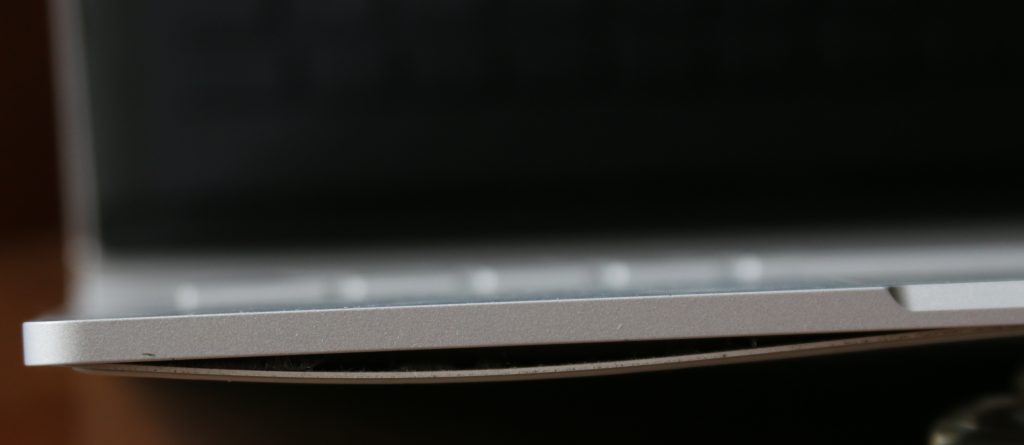 Boîtier de Microsoft Surface Book déformé par sa batterie qui a gonflé