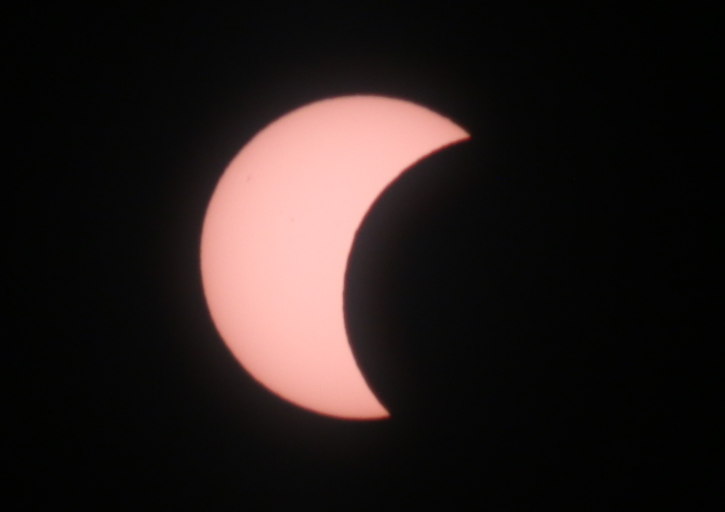 Éclipse du 12 août 2026. Phase partielle avec tâche solaire visible.