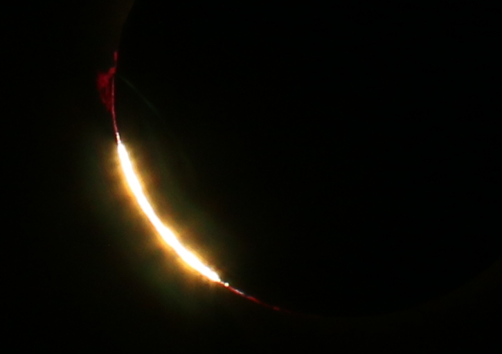 Éclipse du 12 août 2026. Juste avant la phase totale. Les protubérances sont bien visibles et très nettes.