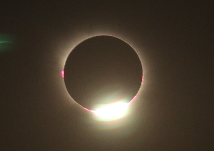 Éclipse du 12 août 2026. Fin de la phase totale, la lumière solaire réapparaît fortement, les protubérances restent encore visibles.