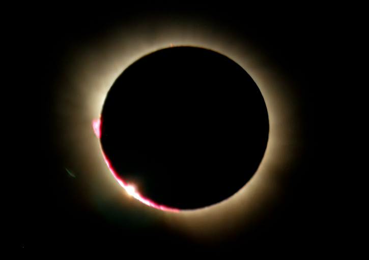 Éclipse du 12 août 2026. Phase totale avec protubérances et couronne solaire.