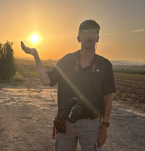 Éclipse du 12 août 2026. Sur mon spot des environs de Turis, je tiens le Soleil, prêt à photographier le phénomène.